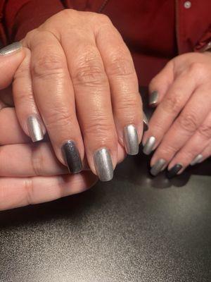 Loving this fun chrome manicure!