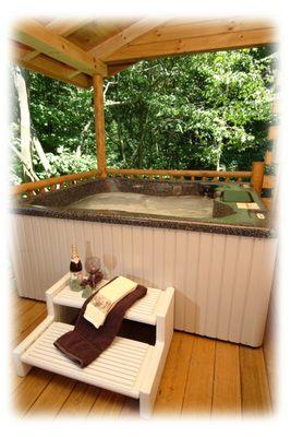 Hot tub on Wild Rose cabin deck