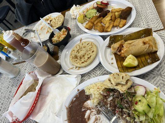 La ensalada y Horchata, Pupusas, Salpicón, Yuca Frita/Chicharrón, Tamales de Pollo.