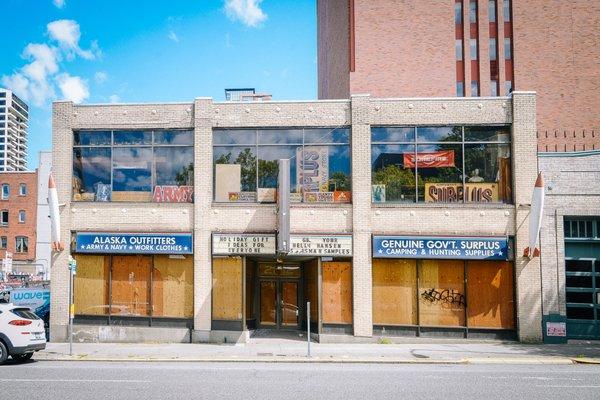 5/5/20: Exterior during C-19 pandemic @FederalArmy&NavySurplus (Belltown, Seattle)