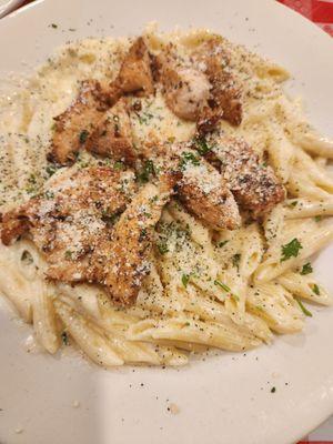 Penne alfredo with chicken