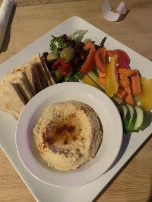 Hummus dip with fresh veggies