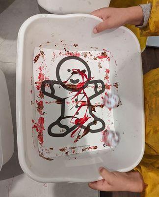 Gingerbread Man theme: Children learn to paint by rolling two golf balls in a bucket