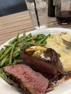 Bacon wrapped sirloin (medium), garlic mash and green beans