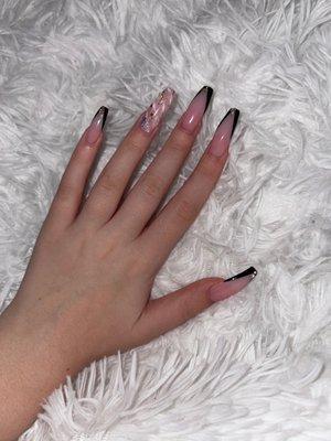 I LOVE these nails and ask you what design you want and suggest you photos of what you should get also ask for Tio