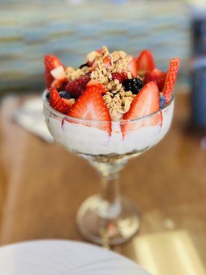 Yogurt berry granola parfait