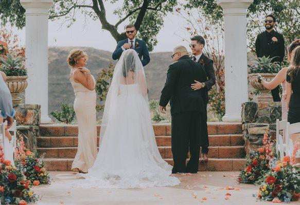 I was on the fence about the veil at first but Melissa knew it would be stunning with the venue.. she was so right!