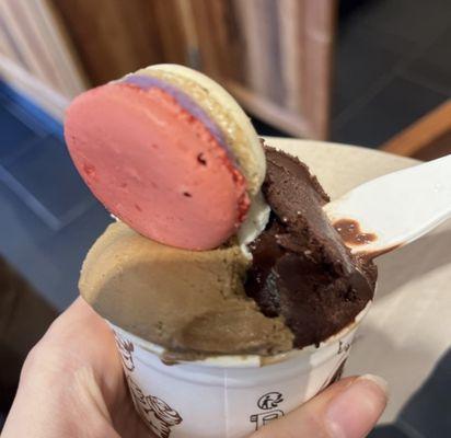 Small gelato: coffee and chocolate