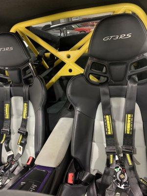 Roll bar and harness install on this GT3RS