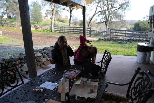 Great dining table and sweet grill. We used the table for craftwork and boxed meals from nearby Northridge Restaurant.