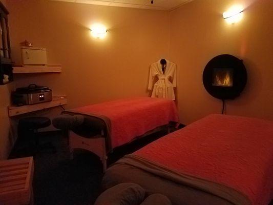 Couples room with Hot Stones, Fireplace, so relaxing...