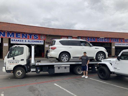 2017 Infinity QX80 flatbed towed to Kearny Mesa.  Mission Valley Towing has been helping motorists in San Diego since 1992.