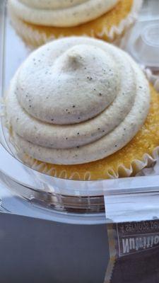 Vanilla topped cupcakes cakes.