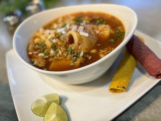 Delicioso Menudo con tortillas hechas a mano