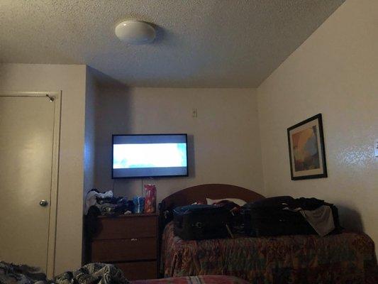 Bedroom is really cramped on that side of the room, like it use to be a one bedroom and they threw in another bed ?