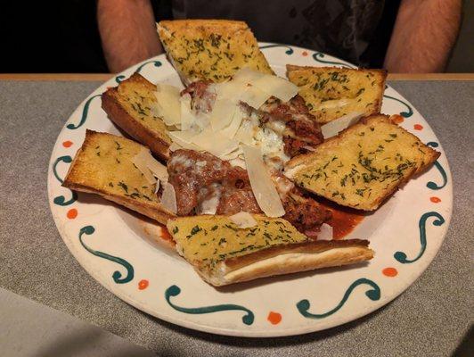 Lasagna and lots of yummy garlic toast!