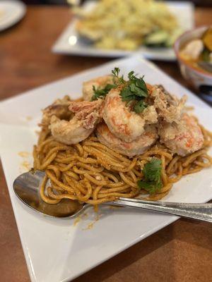 Garlic noodles with jumbo prawns