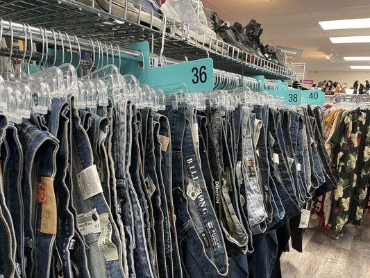 Live how they organize men's jeans section