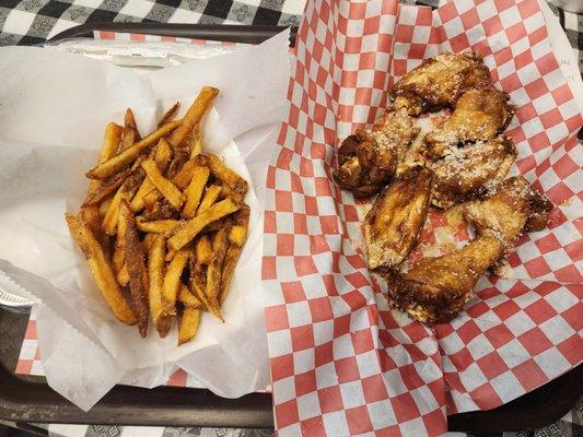 7 piece garlic parmesean wings and fries