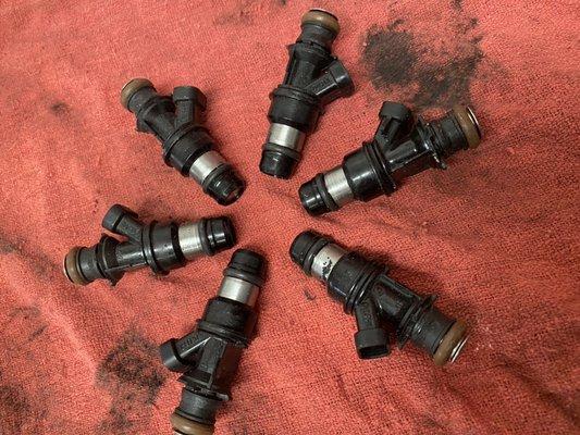 Take care of your fuel injection system with a Fuel Injection Service / removed injectors for service.