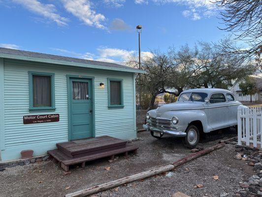 Motor Court Cabin (1935)