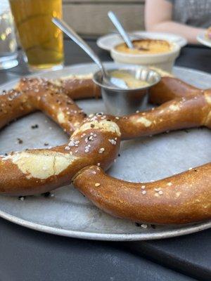 Pretzel & cheese dipping sauce