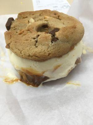 Cookie sandwich with pralines and cream ice cream and two peanut butter chocolate cookies