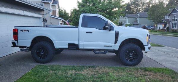 2023 F350, leveled on 37's.