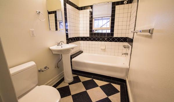 Casa California - black and white tile bathroom