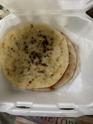 Revueltas and cheese with zucchini in rice dough