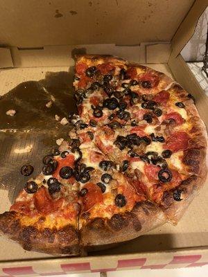 Pepperoni, sausage, olives. This was my brother choice, got to it before I could even snap a photo. He said it was good.