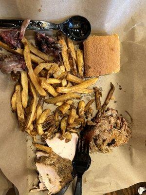 Meat sampler: turkey & pulled pork, with fries and corn bread