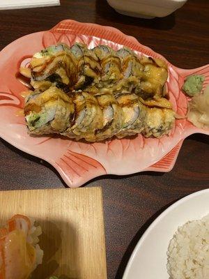 Yummy Roll - salmon, crab, cream cheese, avocado