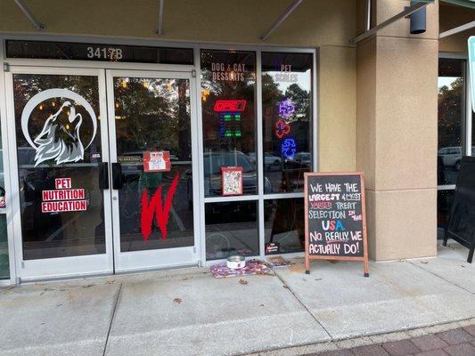 As I left, the shopkeeper followed me out and sanitized the door handle. Kudos to her!!!