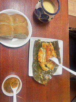 Frances con atole de elote y un tamal de pollo