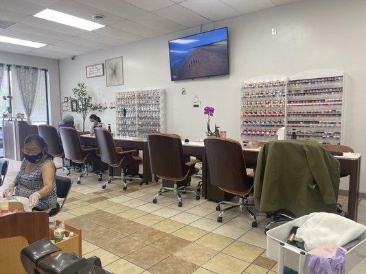 Nail bar