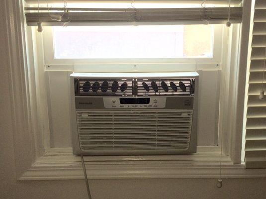 Window AC installation in Pico-Robertson.