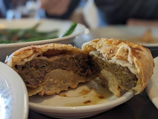 Baked cake wrapped with stuffing of beef (beef xian bing)