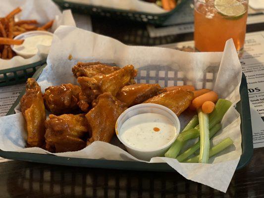 Hot wings (small order) and a margarita