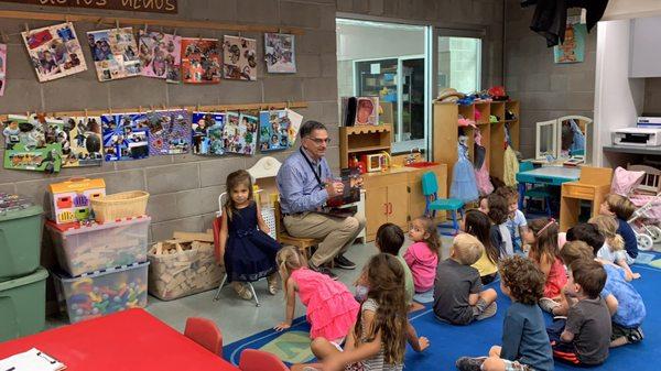 NASA engineer talking to kids about Mars and Curiosity