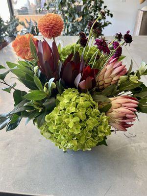 Bouquet in a black ceramic vase