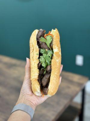 ig: @whatsviveating  | steak banh mi