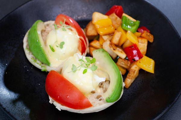 California - Avocado, roasted tomato, hollandaise sauce, English muffin ... #homemade #goodcooking #foodie