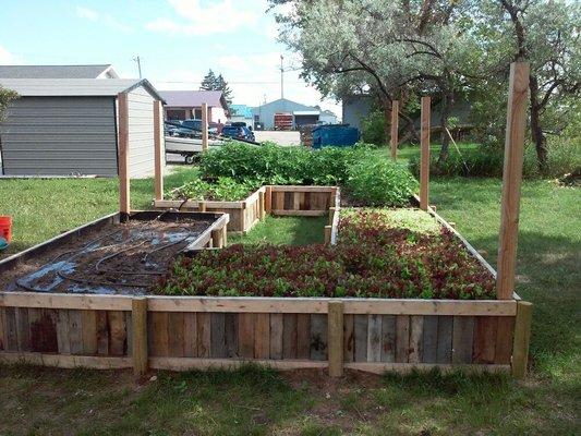 Raised garden bed