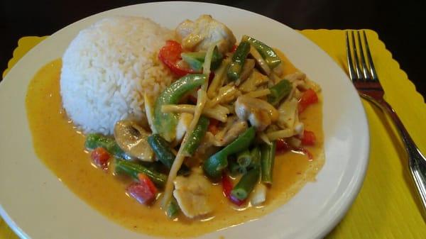 Red Curry with chicken, lunch portion ($7.35)