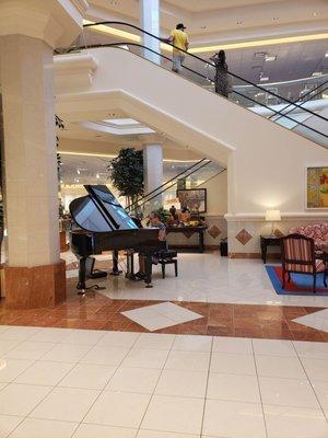 A piano player inside von Maur