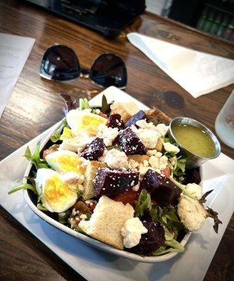 Beet and goat cheese salad with yummy dressing