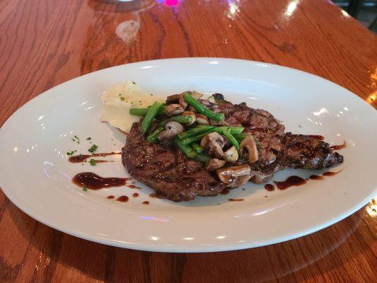 Ribeye Steak.
Mashed Potatoes, Greenbeans mushrooms, Cabernet sauce