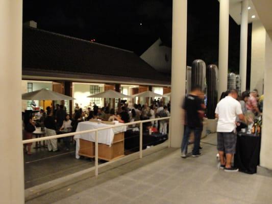 Joy of Sake Honolulu Aug. 2010 - courtyard