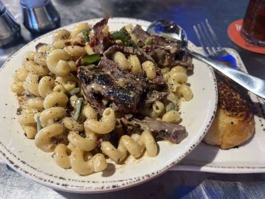 Mac and cheese with steak